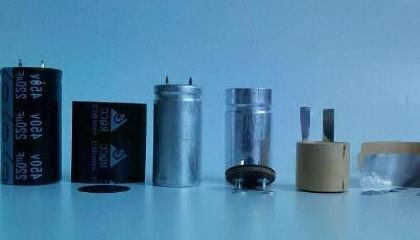 電機上的啟動電容器和運行電容器各有什么作用？